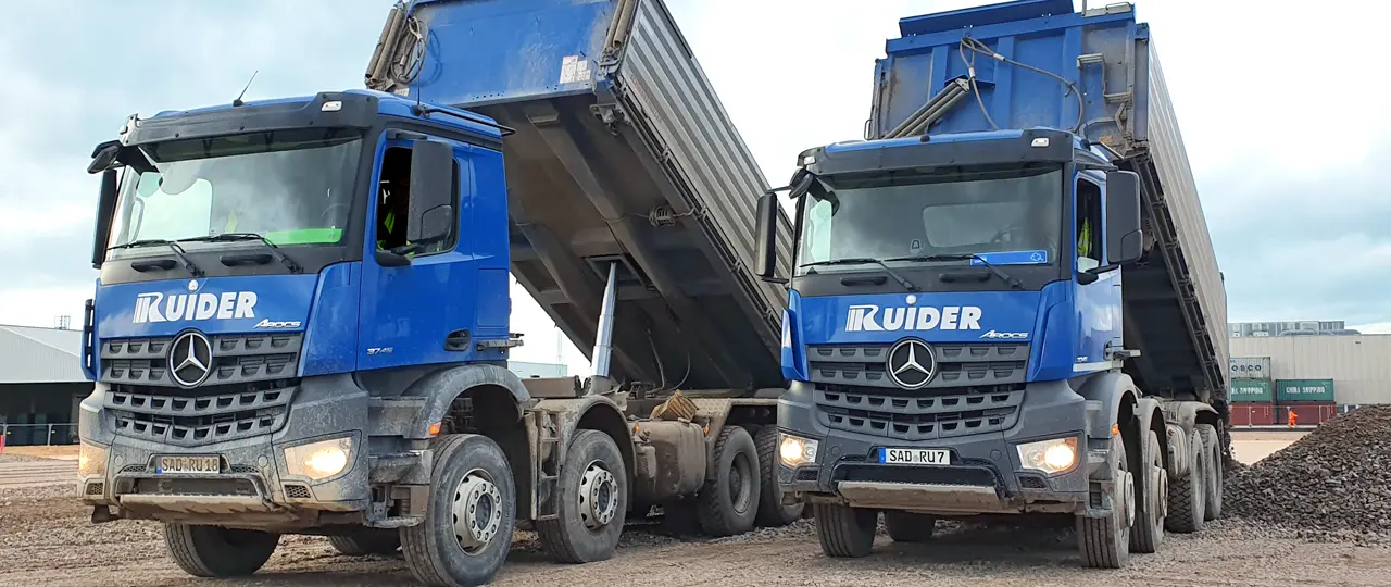 Bild zweier Transporter bei der Abfuhr von Abraum