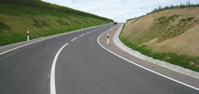 Frisch asphaltierte Straße